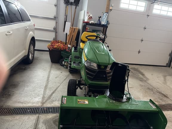 Image of John Deere X330 equipment image 1