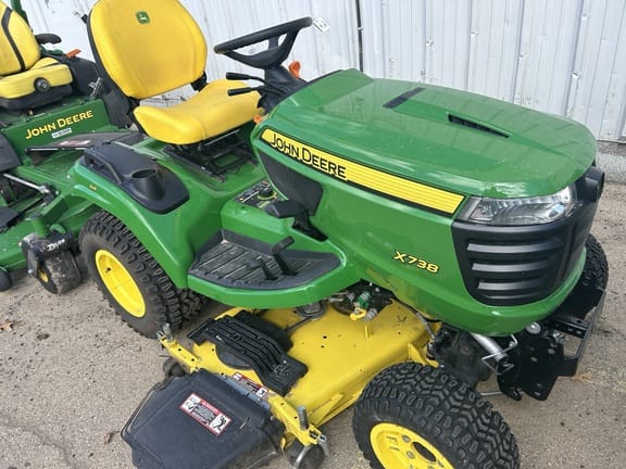 2020 John Deere X738 Equipment Image0