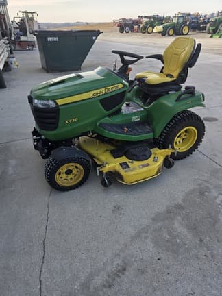 Image of John Deere X738 equipment image 3