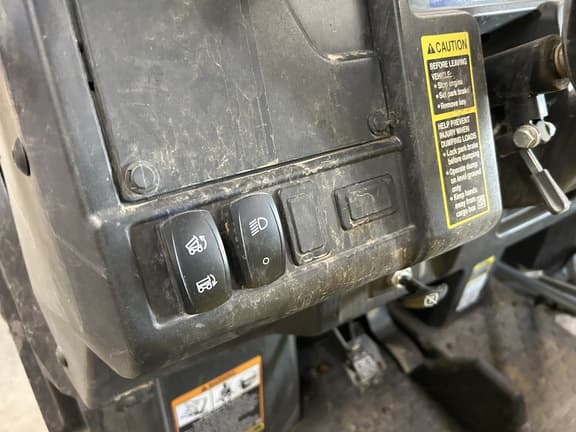 Image of John Deere XUV 835M equipment image 4