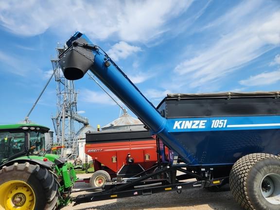 Image of Kinze 1051 equipment image 2