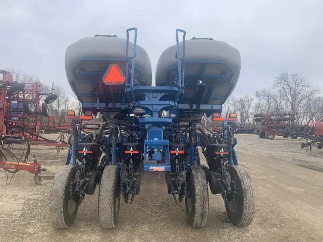 Image of Kinze 4900 equipment image 2