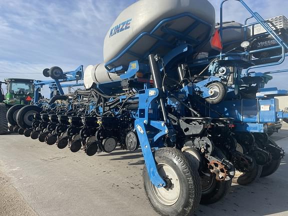 Image of Kinze 4900 equipment image 3
