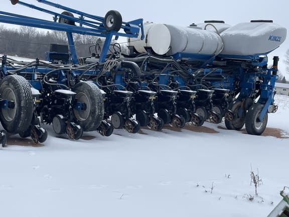 Image of Kinze 4900 equipment image 3