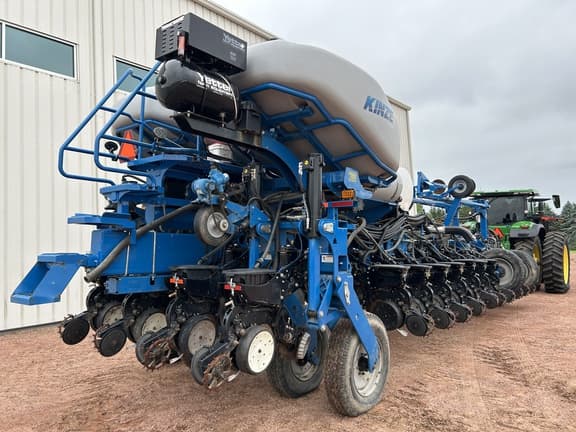 Image of Kinze 4900 equipment image 1