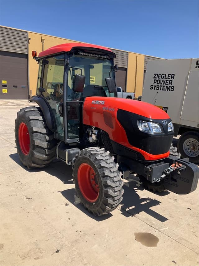 Image of Kubota M4-071 equipment image 2