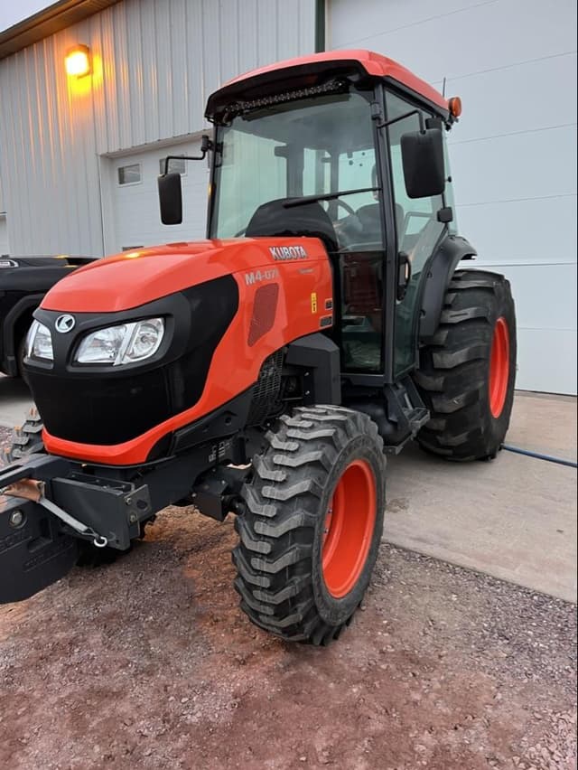 Image of Kubota M4-071 equipment image 1