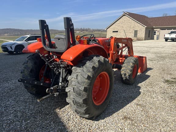 Image of Kubota M7060 equipment image 4