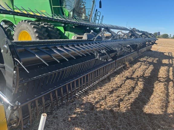 Image of MacDon FD140 equipment image 4