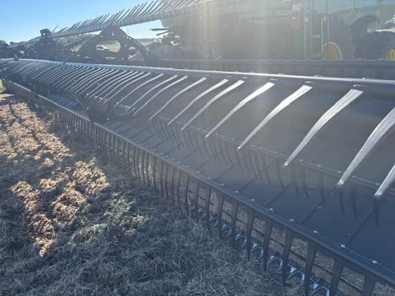 Image of MacDon FD140 equipment image 3