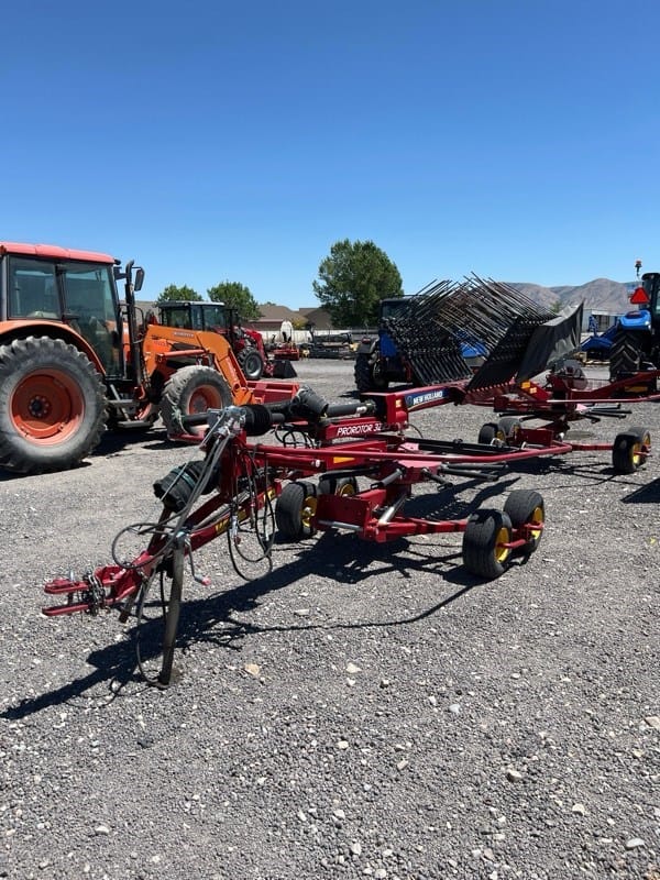 2020 New Holland 3223 Equipment Image0