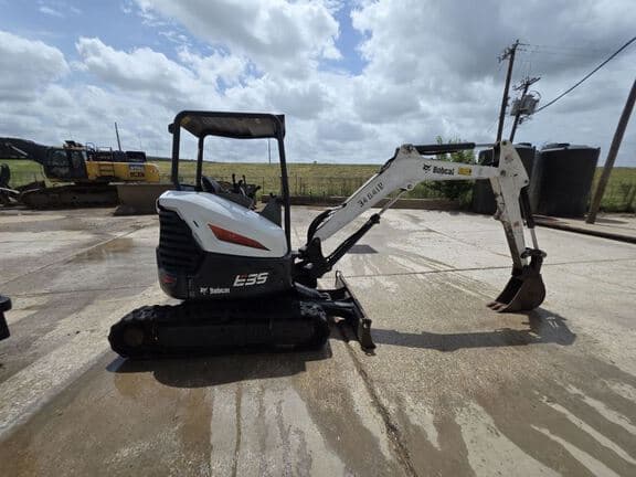 Image of Bobcat E35 equipment image 3