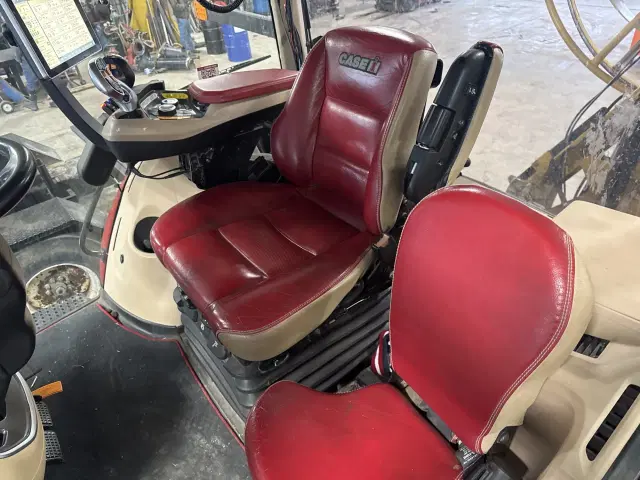 Image of Case IH Magnum 220 equipment image 4