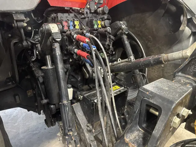 Image of Case IH Magnum 220 equipment image 3