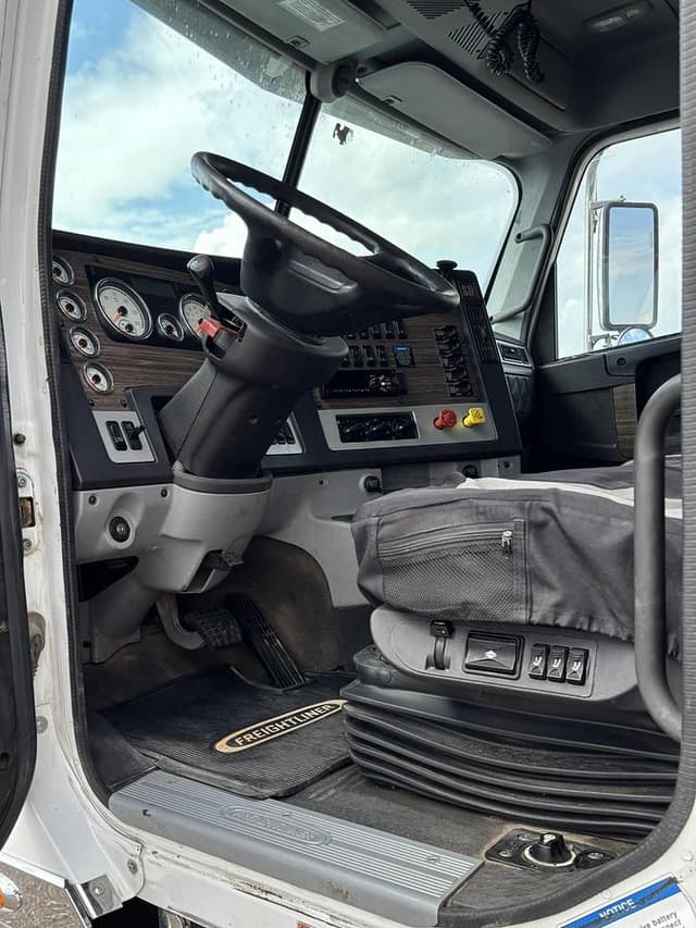Image of Freightliner 122SD equipment image 4