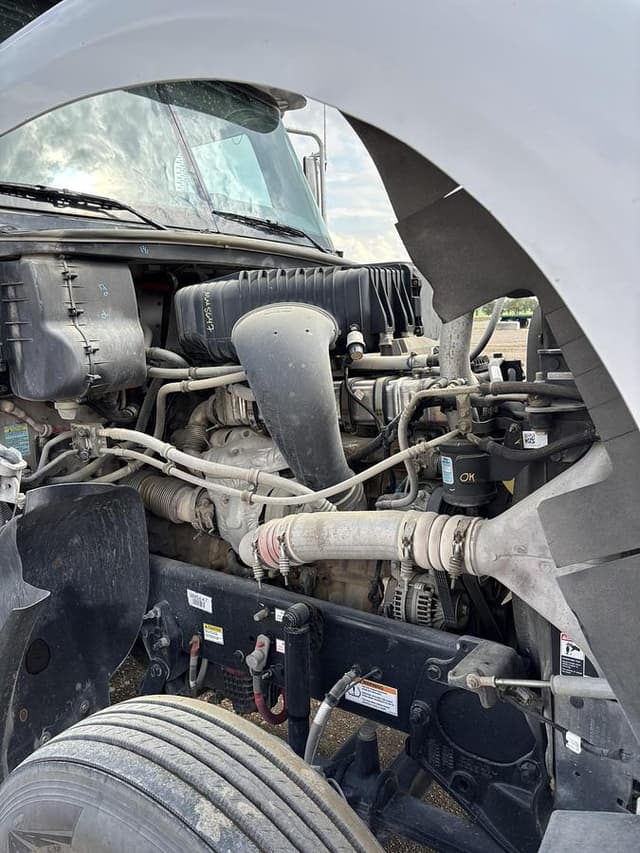 Image of Freightliner 122SD equipment image 3