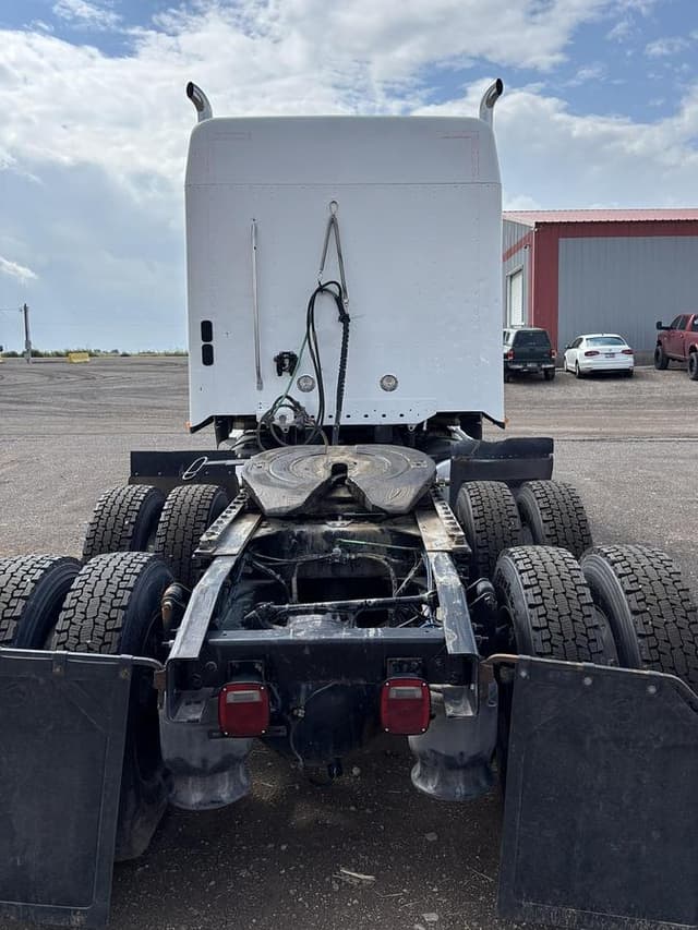 Image of Freightliner 122SD equipment image 2