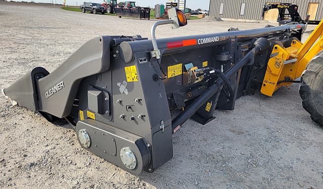Image of Gleaner Command 3308 equipment image 4
