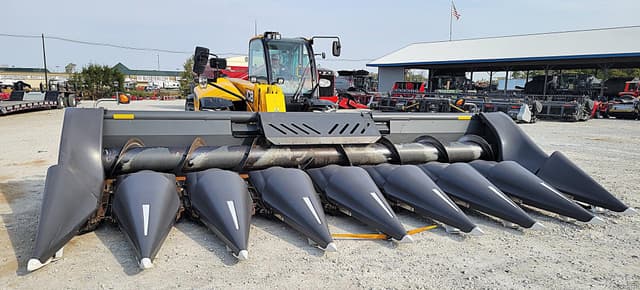 Image of Gleaner Command 3308 equipment image 3