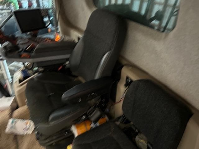 Image of Gleaner S96 equipment image 4