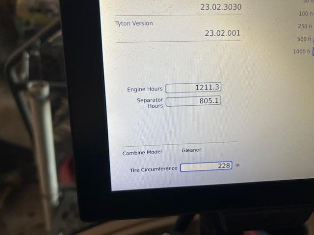 Image of Gleaner S96 equipment image 2