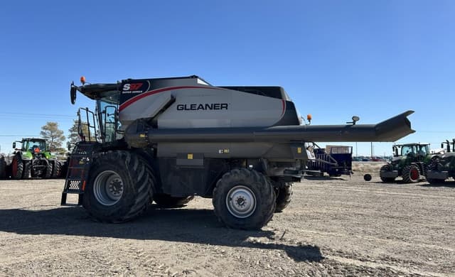 Image of Gleaner S97 equipment image 3