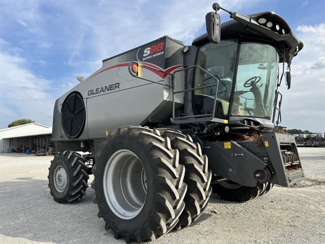 Image of Gleaner S98 equipment image 4