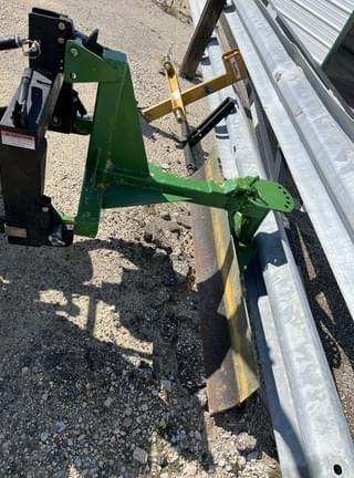 Image of John Deere 1023E equipment image 4