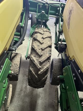 Image of John Deere 1705 equipment image 4