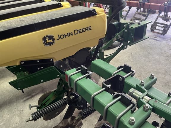 Image of John Deere 1705 equipment image 2