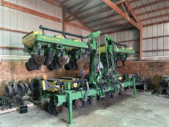 2021 John Deere 1725 Equipment Image0