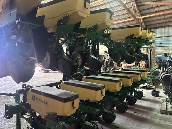 Image of John Deere 1725 equipment image 2