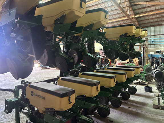 Image of John Deere 1725 equipment image 2