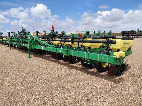 Image of John Deere 1725 equipment image 2