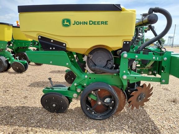 Image of John Deere 1725 equipment image 4
