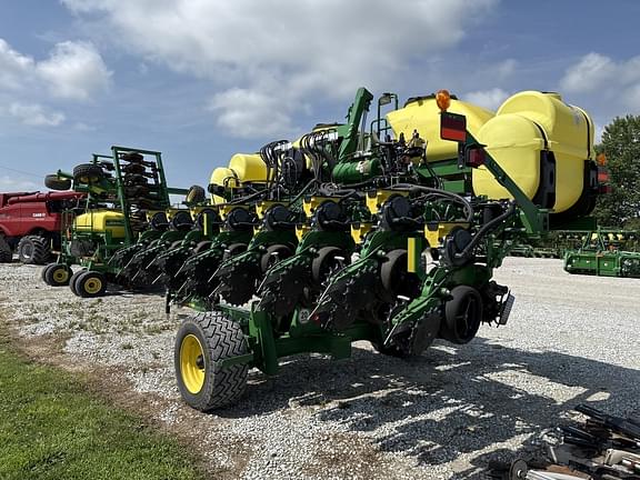 Image of John Deere 1745 equipment image 3