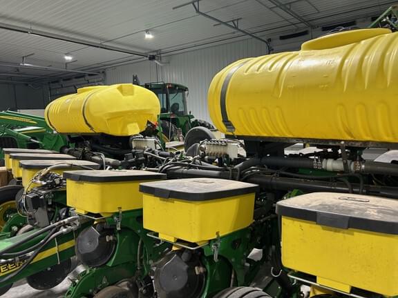 Image of John Deere 1760 equipment image 1