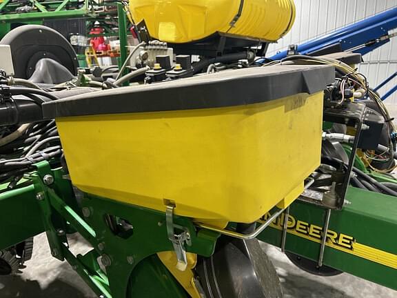 Image of John Deere 1760 equipment image 4