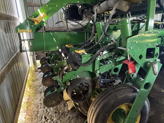 Image of John Deere 1775 equipment image 4