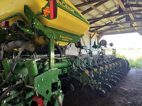 Image of John Deere 1775 equipment image 3