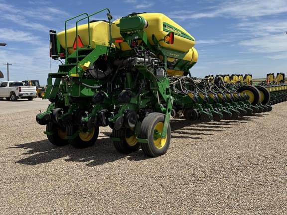 Image of John Deere 1775 equipment image 4