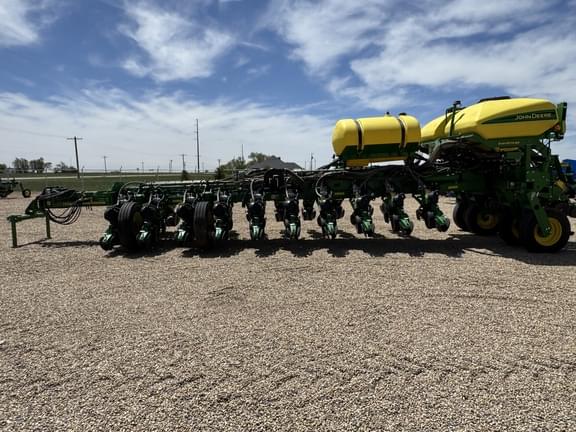 Image of John Deere 1775 equipment image 1