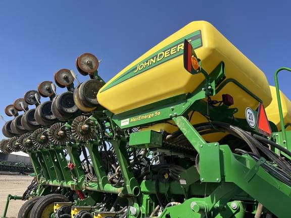 Image of John Deere 1795 equipment image 1