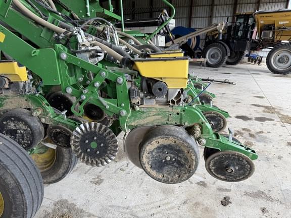Image of John Deere 1795 equipment image 2