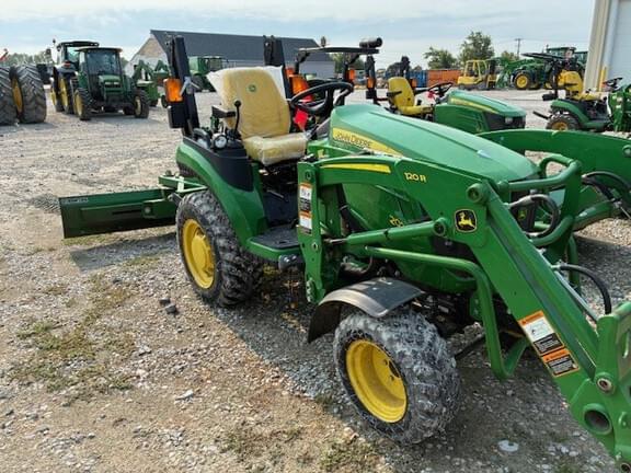 Image of John Deere 2025R equipment image 3