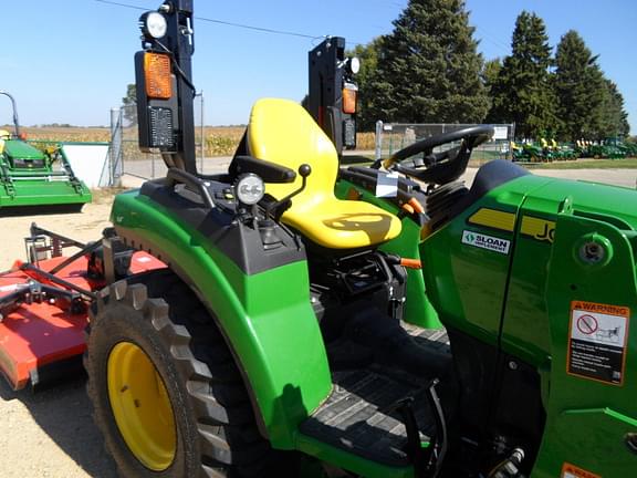 Image of John Deere 2032R equipment image 3