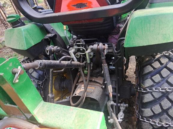 Image of John Deere 2032R Image 0