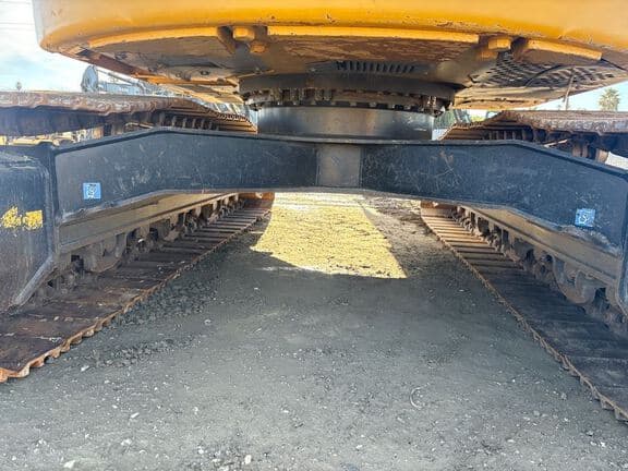 Image of John Deere 245G equipment image 4
