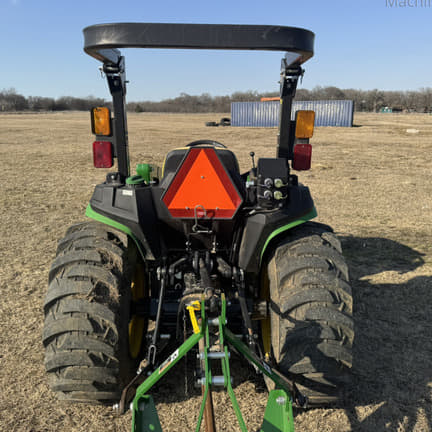 Image of John Deere 3038E equipment image 4