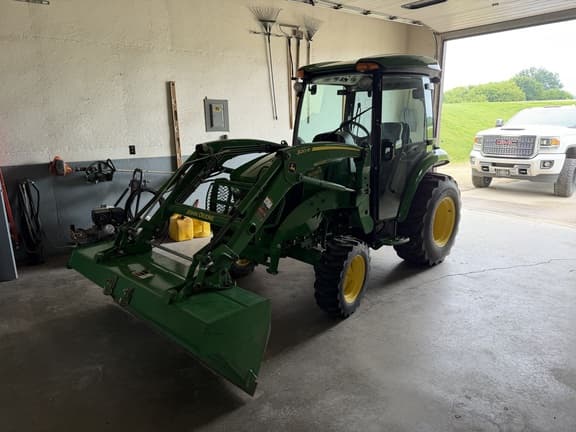 Image of John Deere 3039R equipment image 1